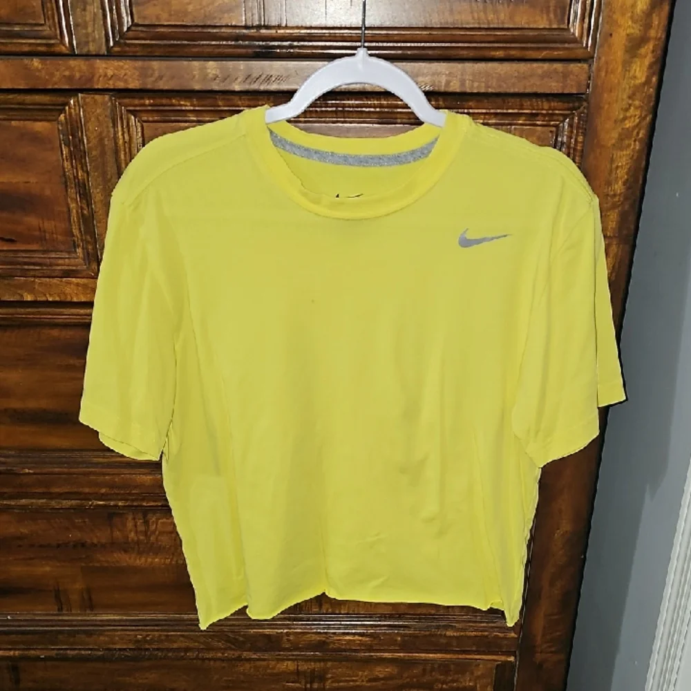 Nike Womens Pre Owned Tshirt! Medium. Yellow And Gray